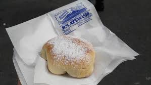 Attanasio sfogliatella generates dependency and is considered among the best in naples, where tradition and originality have remained unchanged over the years. Attanasio La Sfogliatella Della Vecchia Ferrovia Lacooltura