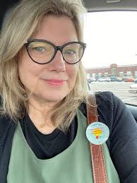 Lara Benedict's Instagram, Twitter & Facebook