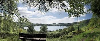 Das schalkenmehrener maar wurde nach dem dorf schalkenmehren benannt und liegt etwa 3 km südöstlich von daun. Naturfreibad Schalkenmehrener Maar