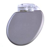 Il defibrillatore impiantabile (icd) è un dispositivo metallico di piccole dimensioni, simile ad un pacemaker ma un poco più grande.oltre alla funzione pacemaker, cioè capace di accelerare il ritmo cardiaco eccessivamente lento, gli icd hanno la funzione di interrompere ritmi troppo veloci ed erogare una terapia salvavita nei casi in cui il ritmo cardiaco diventasse pericolosamente rapido. L Impianto Di Un Defibrillatore Cardiaco