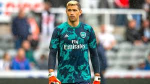 Он играет на позиции вратарь. Arsenal Finally Pay Bonus Of 500 000 To Emiliano Martinez