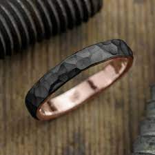 Pin By Eli Roos On Casamento Mens Gold Wedding Band Rose Gold Mens Wedding Band Mens Wedding Bands Hammered