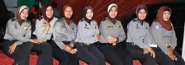 Institusi kepolisian aceh memperbolehkan polwan muslim mengenakan jilbab. Polwan Berjilbab Kusnantokarasan Com