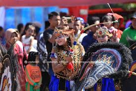 Makna dari pergerakan itu adalah bahwa manusia saling membutuhkan satu sama lain sehingga harus saling membantu untuk memperoleh ketentraman hidup. Gambar Mentahan Kartu Member Grup Kesenian Jaranan Kediri Gambar Barongan Jaranan Png Jaranan Dari Kediri Terkenal Paling Berani Dan Menantang