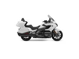 All gassed up and ready to go, the gold wing excels at devouring long stretches of road in comfort. 2020 Honda Gold Wing Tour Dct Guide Total Motorcycle