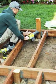 Faire Une Terrasse En Bois Tuto Detaille Pour Fabriquer L Ossature D Un Plancher En Bois Deck With Pergola Pergola Swing Pergola