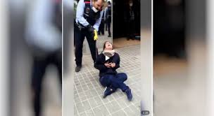Whether you're at home or on the go, you're never alone. Taser Einsatz Nein Der Grund War Nicht Dass Die Frau Keine Maske Trug