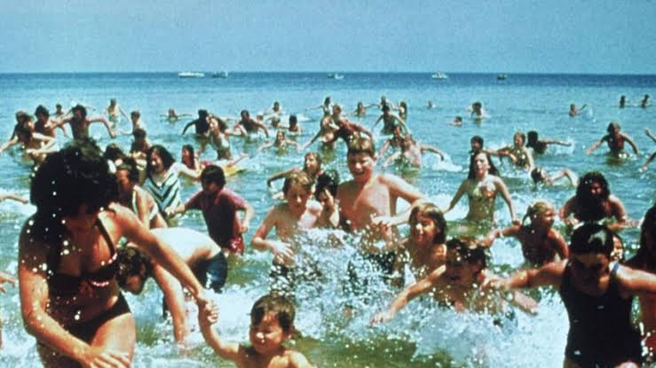 El verano en que empezamos a sentir terror al acercarnos al agua | Vanity  Fair