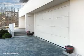 Flachenbundige Garagentore Lindpointner Sektionaltor Momento Weiss Garagentore Moderne Garagentore Und Garagentor Sektionaltor