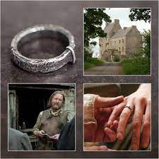 Claire S Wedding Ring The Key To Lallybroch Outlander S1be9 The Reckoning On Starz Outlander Wedding Outlander Outlander Casting