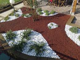 Décoration de jardin avec des plantes vertes rampantes, arche en palettes, salon de jardin en palette, réunions pour des cérémonies et des fêtes dans le jardin. 1001 Modeles De Parterre De Fleurs Avec Galets