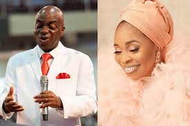Popular gospel musician tope alabi and her husband soji ala i celebrates their wedding anniversary with adorable loveup photos. Moment Bishop Oyedepo Stormed Tope Alabi S 50th Birthday Party