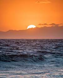 Setting Sun Disappearing Behind Clouds Over A Rough Sea Sunrise Pictures Sunset Photos Sunset Photography