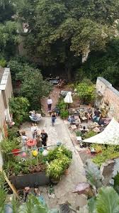 So Lebhaft Schon Und Gemutlich Ist Es Im Sommer Im Aufstrebenden Kolner Stadtteil Kalk Die Kalker Oase Ladt Zum Entspannen Ein Hinterhof Lebhaft Gemutlich