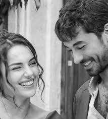 İnsanlar mutlu olduklarında, Mevsimin kış mı yaz mı olduğunu fark  etmezler... Aslında mevsimin ne önemi var. Soğuk bakan bir çift göz, ya da  kırıcı bir çift söz, dondurmaya yeter insanın içini. Gönüllere