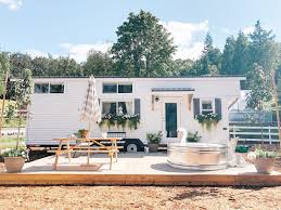 White Country Tiny House By White Orchard Interiors En 2020 Maisons Minuscules Maisons Exterieures Habitat