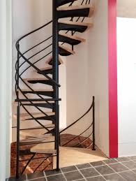 Aujourd'hui, l'escalier fer n'est plus simplement réduit à sa seule fonction pratique, mais s'intègre véritablement au design de la maison en devenant de plus en plus esthétique. Carakoll 3 Escalier En Colimacon Avec Marches Bois