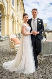 Ja, bei sturm der liebe läuten mehrmals im jahr die hochzeitsglocken, damit verabschiedet sich das traumpaar nämlich traditionellerweise vom fürstenhof. 270 Ideeen Over Sturm Der Liebe In 2021 Televisie Roze Roos Engelsen