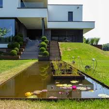 Die grube ist gegraben (in 4 wochen soll geschwommen werden!) und der garten ist komplett hin. Minimalistische Gartengestaltung Am Hang Mit Wasserbecken Aus Cortenstahl Und Feuerstelle Rheingrun