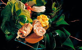 Kalbsrouladen Mit Mozzarella Und Basilikum Rezept Rezept Kalbsrouladen Rezepte Lebensmittel Essen