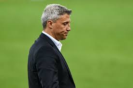 Jugaba como centrodelantero, siendo uno de los más destacados goleadores americanos de su época, con un total de 328 goles oficiales y un promedio de 0,475 goles por partido. Sao Paulo Fires Hernan Crespo After Bad Streak In Brasileirao Prime Time Zone Sports Prime Time Zone