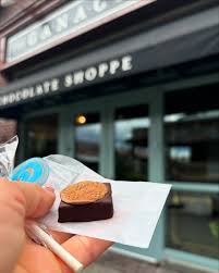 The Ganachery 🍫 Siempre hay que hacer esta parada. 😅 Probamos este de  pumpkin chai y a Tat le obsequiaron una paletita por su cumpleaños. 🤤🤤  @disneysprings