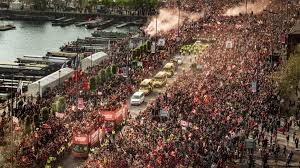 Liverpool bus arrives at wanda metropolitano stadium ahead of the champions league final in madrid. Champions League Crowds Number 750 000 At Liverpool Parade Bbc News