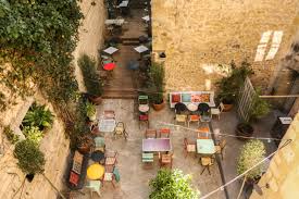 Le Jardin De Frida Vu D En Haut Rendez Vous Au Coeur Du Vieux Bordeaux Pour Le Decouvrir Jardin Places Vivre A Bordeaux Jardins Secrets La Tete Ailleurs
