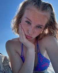 Cora Thomas's Instagram, Twitter & Facebook