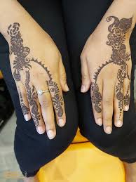 Henna artist offering services for free. Henna Tattoos In London By Slim Bodyline Clinic