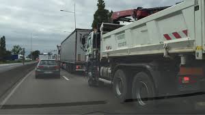 Les samedis soumis à interdiction de circuler en 2015 les interdictions complémentaires de circulation pour les une interdiction de rouler sur les routes le dimanche a été mise en vigueur pour la majorité des pays de l'europe. Neige Et Verglas Restrictions De Circulation Pour Les Poids Lourds En Ile De France Ce Mardi