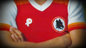 Negli anni '80 era normale vedere i bellissimi stemmi delle varie società accompagnate dal nome degli sponsor. Roma Pouchain Un Logo Ed Una Maglia Cosi Scardinammo Il Sistema Il Football Come Lo Abbiamo Amato E Sognato