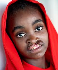 Seeing this picture made me cry 😭 homeless mother and her baby 😭 they've  got nowhere to sleep ,so they decided to sleep here 😢😭😭😭