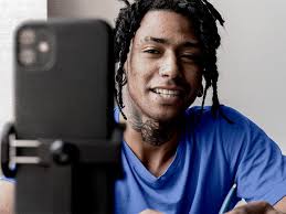 Pressured speech in bipolar disorder: Symptoms and causes