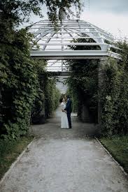 Im juli letzten jahres, voll im hochsommer der schon wieder so weit weg erscheint, durfte ich eine ganz zauberhafte bayerische hochzeit in münchen begleiten. Carolin Julian Elegante Hochzeit Im Botanischen Garten The Same Sky Com