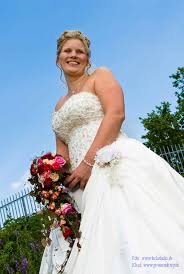 She is the eldest of three children born to carole elizabeth middleton (born in england in 1955 as carole elizabeth goldsmith) an airline stewardess, and michael francis midd. Brautkleid Schneidern Lassen Dein Massgeschneidertes Brautkleid