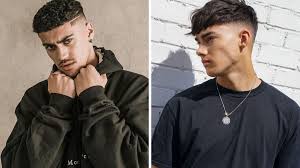 Un taglio rock anni ottanta, corto ai lati con le codine dietro molto leggero e destrutturato. Sfumature Capelli Uomo Guida Completa Con Tagli Suggeriti