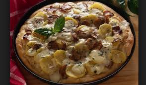 Nel frattempo ho portato a bollore il brodo di pollo, vi ho versato le patate con i funghi porcini (lasciandone da parte alcuni pezzetti per decorare il piatto alla fine) la fettina di petto ed ho continuato. La Ricetta Della Pizza Patate E Funghi Con Mozzarella E Gorgonzola Ultime Notizie Flash