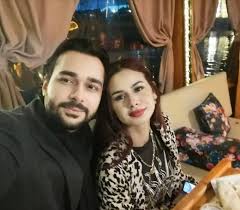 هذه ليست المرة الأولى التي يخطف فيها الثنائي، منة عرفة وزوجها الأنظار، فخلال الفترة الماضية تحدث الزوجان عن بدء شرارة الحب بينهما، وكواليس اعترافه بحبه لها، تحت ضغط إحدى. ØªØ²ÙˆØ¬ Ù…Ø±ØªÙŠÙ† ÙˆÙ„Ø¯ÙŠÙ‡ 3 Ø¨Ù†Ø§Øª Ù…Ø¹Ù„ÙˆÙ…Ø§Øª Ø¹Ù† Ù…Ø­Ù…ÙˆØ¯ Ø§Ù„Ù…Ù‡Ø¯ÙŠ Ø²ÙˆØ¬ Ù…Ù†Ø© Ø¹Ø±ÙØ© Ø¨Ø¹Ø¯ ØªØµØ¯Ø±Ù‡Ù…Ø§ Ø§Ù„ØªØ±ÙŠÙ†Ø¯ Ø¬ÙˆÙˆ 2 ÙÙ†