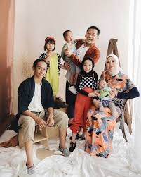 Jika anda dan keluarga termasuk orang yang ekspresif dan percaya diri untuk tampil beda, menampilkan ekspresi seram, kejam, dan menakutkan seperti poster film thriller sebagai gaya foto studio keluarga patut anda coba. Konsep Foto Keluarga Kreatif Lucu Dan Harmonis Bahagia Portalkuningan Com