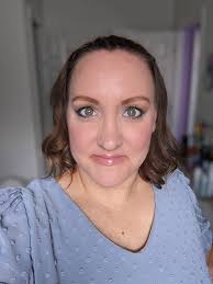 Looking at pictures. Today I looked at Gina's "One Button a Day" picture  collection. What beautiful exhibits 2020  https://www.onebuttonaday.co.uk/2020_01_01_archive.html 2022  https://www.onebuttonaweek.co.uk/ 2016