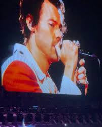 Loved being in Harry’s House last night 🤍💗