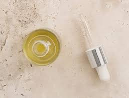 Durant la journée notre peau est mise à rude épreuve. 4 Gestes Essentiels Pour Hydrater Sa Peau En Profondeur Oleassence En Luberon