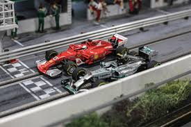 Se trata de una copia del popular little tykes, pero su versión es impulsada con gasolina, tiene permiso de tránsito y alcanza 110 kilómetros por hora. Este Circuito De F1 De Juguete Es Lo Que Querras Para Navidad Periodismo Del Motor