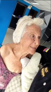 🔴🔴 #Anzoategui La señora Elvia Rivera de Arjona se encuentra en el  terminal de Puerto la Cruz. , Espera que alguien la ayude. Afirma que su  familia es de Valera estado Trujillo. La funcionaria ...