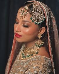 Bridal makeup photoshoot ✨ Photography: @thesqgraphy @makeupbybushraimtiyaz  's student work Outfit: @zarkash_official Jewellery : @avaranjewellery Muse  : @m.sheyfa