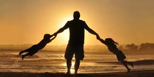 Για να είσαι στις αναμνήσεις των παιδιών σου αύριο, πρεπει να είσαι. Giorth Toy Patera Xronia Polla Stoys Hrwes Mas