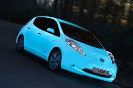 日産が 太陽光の紫外線を吸収し 夜になると8 10時間にわたって光を発する電気自動車 リーフ を公開した 英国ケンブリッジの 光る歩道 に使われたものと同じ塗料を使っている 日産 電気自動車 日産リーフ