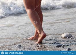 Barfuß Frau Spaziergang Auf Einem Kiesel Und Sand in Einem Meer Wellen  Stockfoto - Bild von rücksortierung, kühl: 219368842