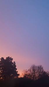 Cocok nih, pemandangan gunung dan banyak pepohonan. Pin Oleh Andrea Esquer Di Wallpapers Estetika Langit Latar Belakang Pemandangan